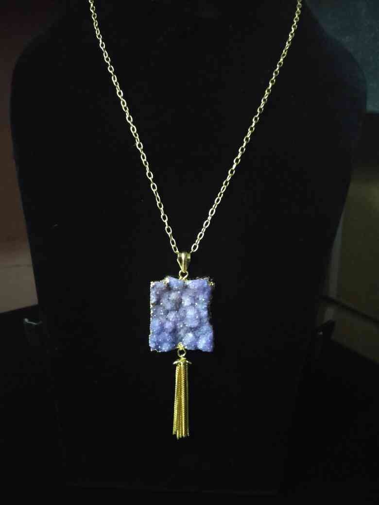 Druzy stone pendent with chain
natural stone
Made in Jaipur , Rajasthan , India