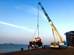 We have cranes that can be utilized in almost all the heavy handling applications. We are the pioneers in crane rental market of south india. we have cranes from 20 to 600 tons.
This is a discharge of a pilot boat weighing 70 Tons. Crane used is a 400 Ton Telescopic Boom Crane. Site: Ennore Port