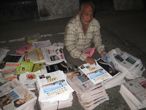 NEWSPAPER INSERTION
Basically newspaper insertion is an offline advertising
tool where in your company pamphlets, leaflets OR
flyer are inserted into your selected daily newspaper