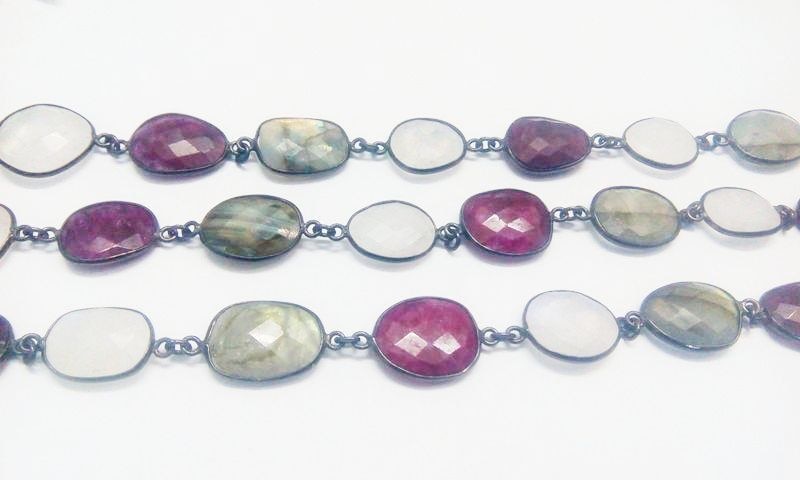 Gunmetal Plated Multi Color Gemstone Bezel Connector Chain – Labradorite, Moonstone and Red Ruby Faceted Stone Chain
prices = US $ 15.00/Foot
Metal used = Gunmetal Plated (Brass)
Stone = Labradorite, Moonstone and Red Ruby(Dyed)
Shape = Mix
Size = 12 to 16mm Approx