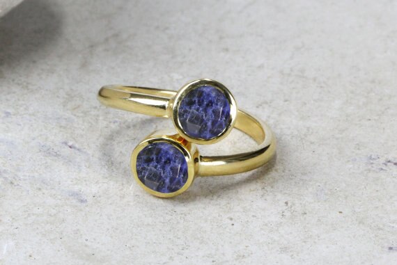 Adjustable Sodalite Round Bezel Set Charm RINGS For Women/Ensemble de lunette ronde réglable en soodalite pour allumettes/Einstellbare Sodalit Runde Lünette Set Charm RINGE Für Frauen
With a goal to give greatest fulfillment to our customers, we offer the best quality combination of Sodalite Round Bezel Set Ring. These ring are outlined by our talented experts utilising quality-tried fundamental materials with magnificent gold plating. Offered earrings are generally worn amid different gatherings, relational unions, celebrations and different events to get satisfying look. Moreover, these Sodalite Round Bezel Set Ring are accessible with us in various styles, outlines, sizes and shapes at sensible costs.
Product Details :
Gemstone - Sodalite
Gemstone Size - 6 mm
Shape - Round
Size - Adjustable