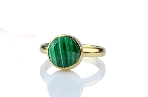 Malachite Round Bezel Set Charm Ring For Women/Anneau de charme à miroir rond malachite pour femmes/Malachit Runde Lünette Set Charm Ring Für Frauen
With a goal to give greatest fulfillment to our customers, we offer the best quality combination of Malachite Round Bezel Set Ring. These ring are outlined by our talented experts utilising quality-tried fundamental materials with magnificent gold plating. Offered earrings are generally worn amid different gatherings, relational unions, celebrations and different events to get satisfying look. Moreover, these Malachite Round Bezel Set Ring are accessible with us in various styles, outlines, sizes and shapes at sensible costs.
Product Details :
Gemstone - Malachite
Gemstone Size - 10 mm
Shape - Round
Size - Can be done in all.
