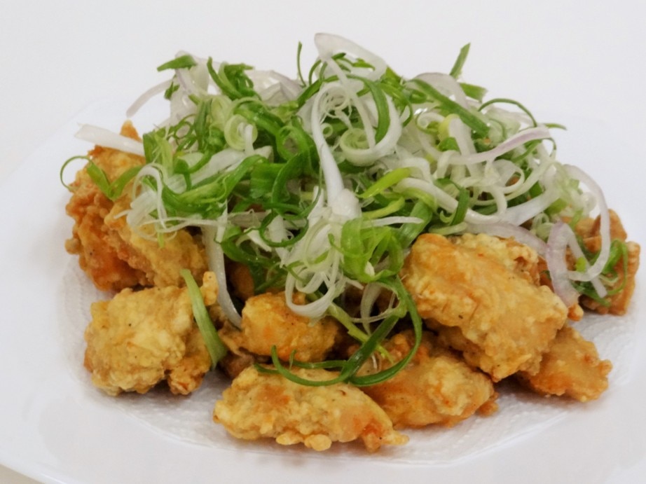 Fried Chicken created another concept for seasoned with many Korean herbs in cool area for 24 hours to increasing the quality and fried twice, finally add some sliced Spring Onion on the top with serving sum of very hot spice sauce separately.