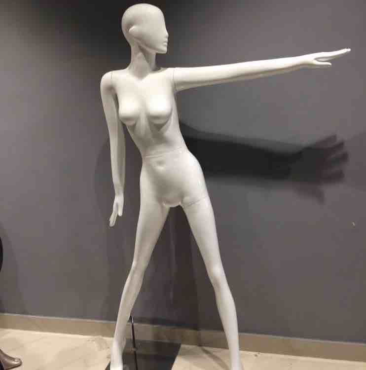 New pose female mannequin
Color: glossy white