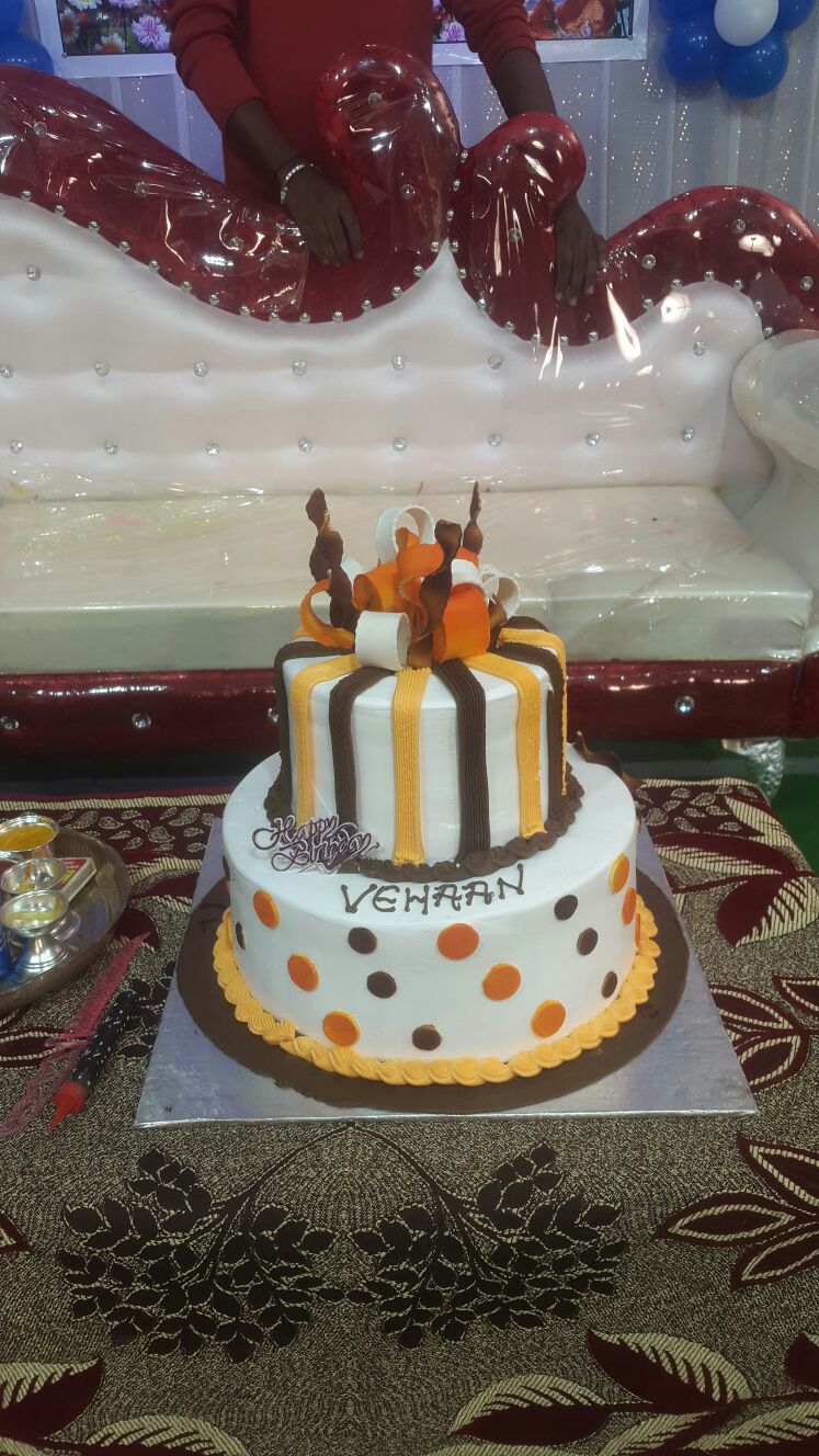 Butterscotch with fountain eggless low colours used cake. 6kgs cake.