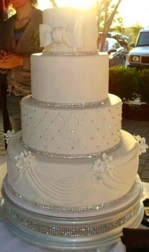 15kgs fancy wedding cake , with less cream , pineapple flavour.
Rich look .