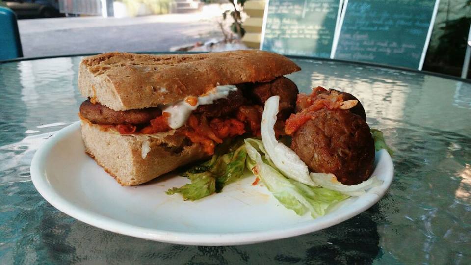 Raw jackfruit balls, marinated in slow cooked tomato pasta sauce.
Served with cashew cheese on sprouted wheat flour baguette.