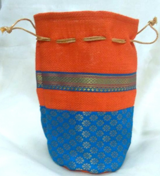 The beautiful texture and easy storage gives you both style and comfort. Handcrafted by rural women from impoverished backgrounds,the offers finest fashion accessories that incorporate contemporary designs and modern functions.
Specifications