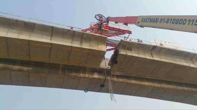Highest bridge cutting with heavy and fast wire saw unit