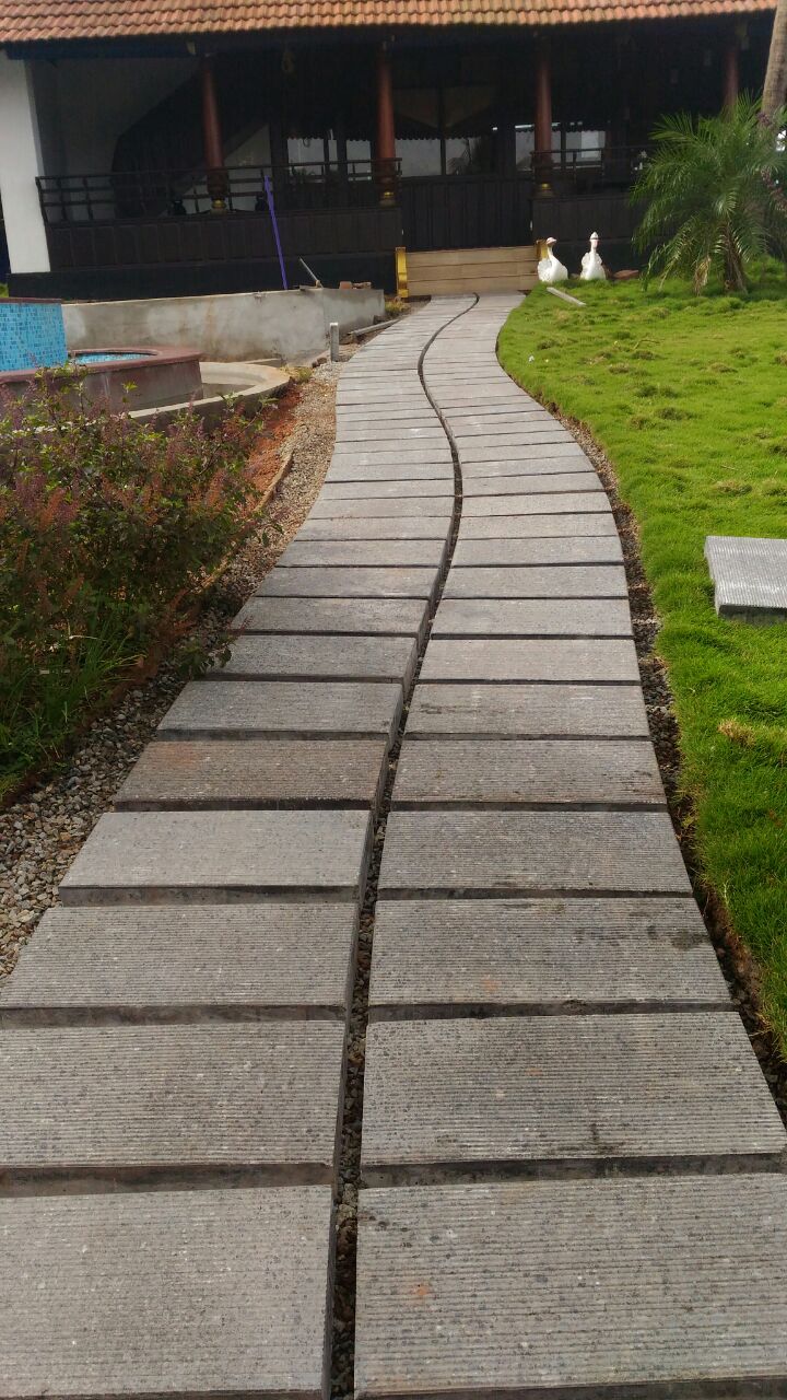 Walkway paving bricks that have good grip and asthetic appearance