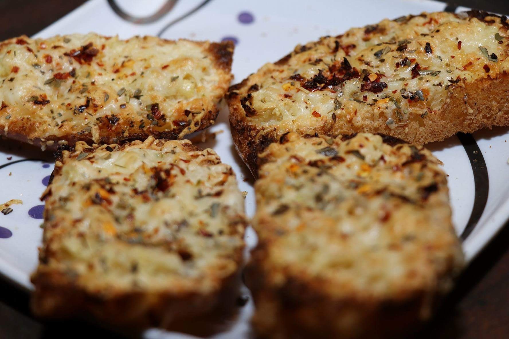 Garlic bread-plain cheese garlic,chill cheese garlic,chill garlic,veg cheese garlic,paneer chill garlic,schezwan cheese garlic,Hawan cheeses garlic.