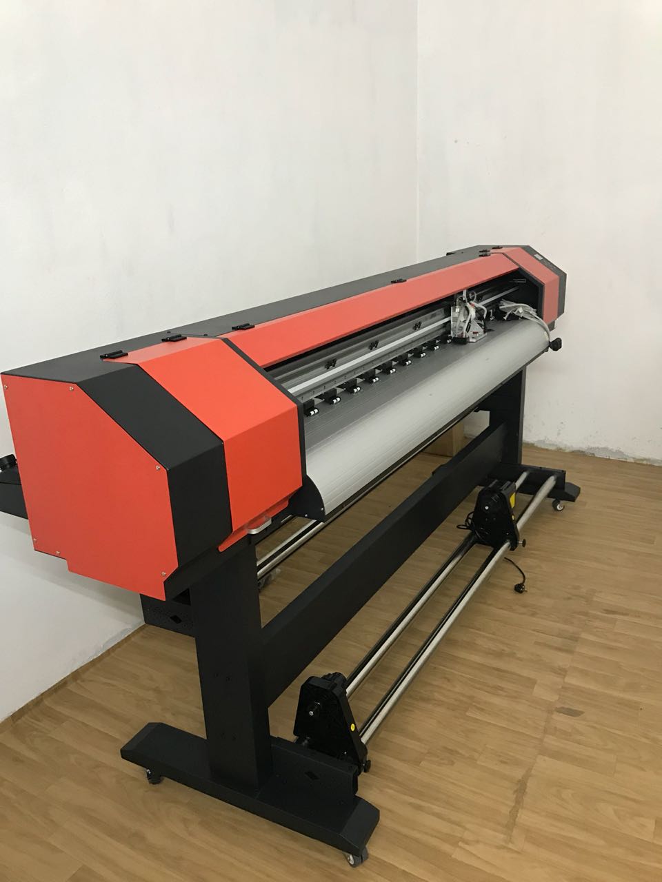 DC Servo Motors & Drivers in Both XY Directions Unique Roll Un-winding System User Controlled Head Height Adjustment New Vacuum Bed Suction Controlling Feature 10mm wide Megadyne belts from Italy Advanced Takeup for Vinyl & Black Backed Media Printing High-Speed UTP Printing Port Drying Fans with Infra Red, Pre, Post & Bed Heater Photo Print RIP Software Single Phase AC 220 V, 50 / 60 Hz Working Voltage