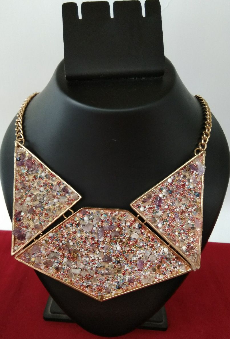 Western style pink stone necklace with out earring