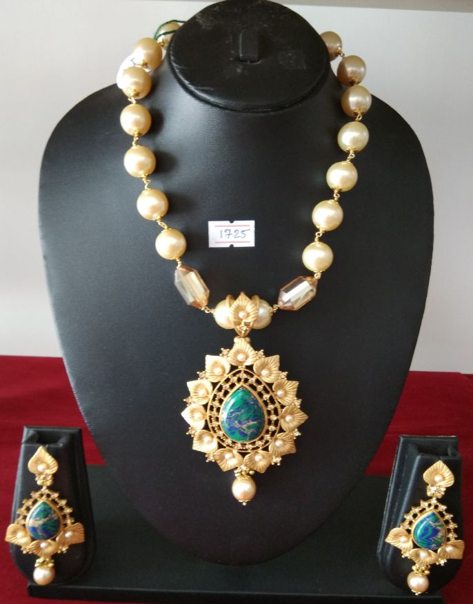 Designer Pearl Set with beautiful pendant & earring