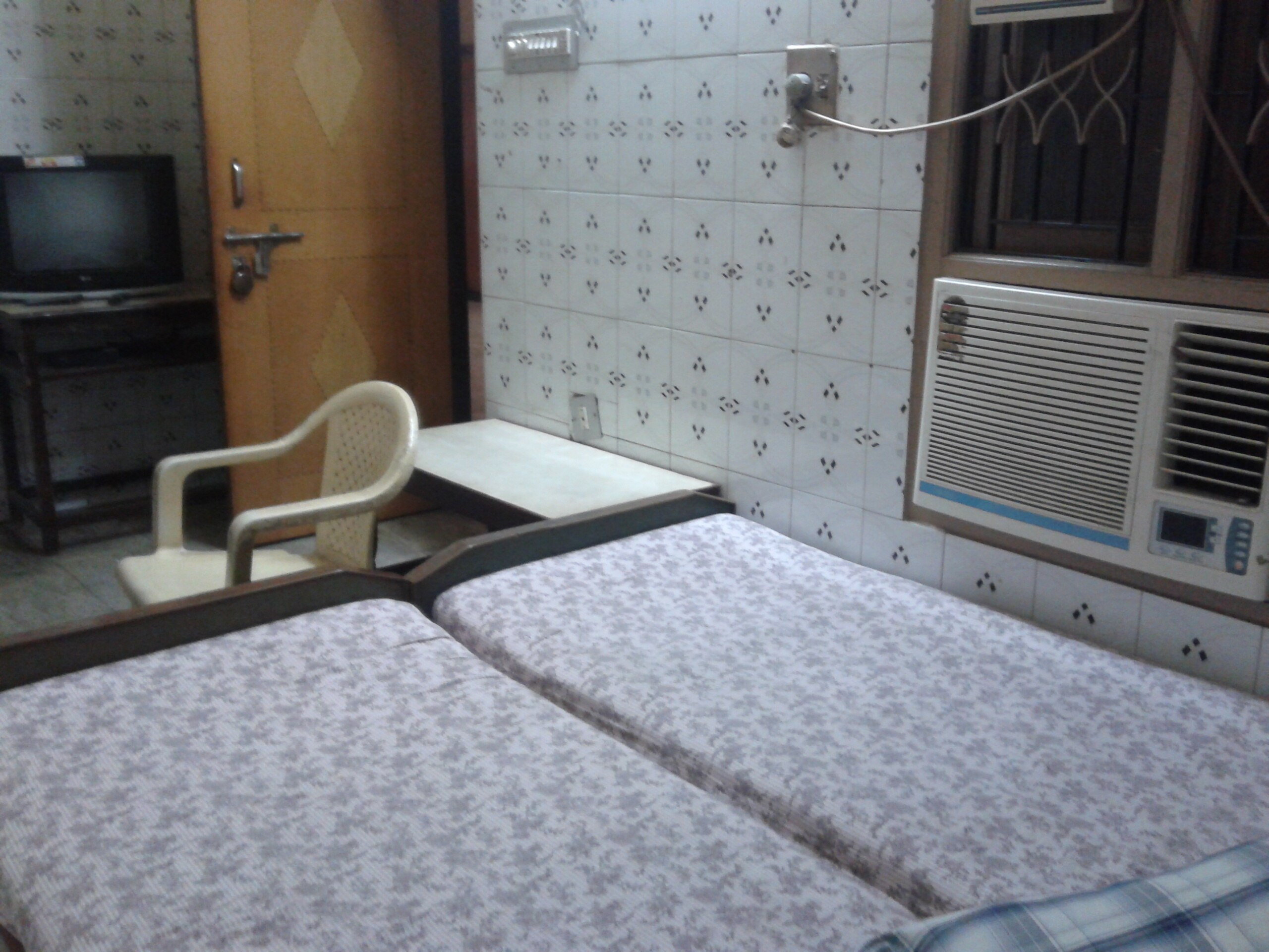 We Provide Economic Rooms With or Without Air condition .