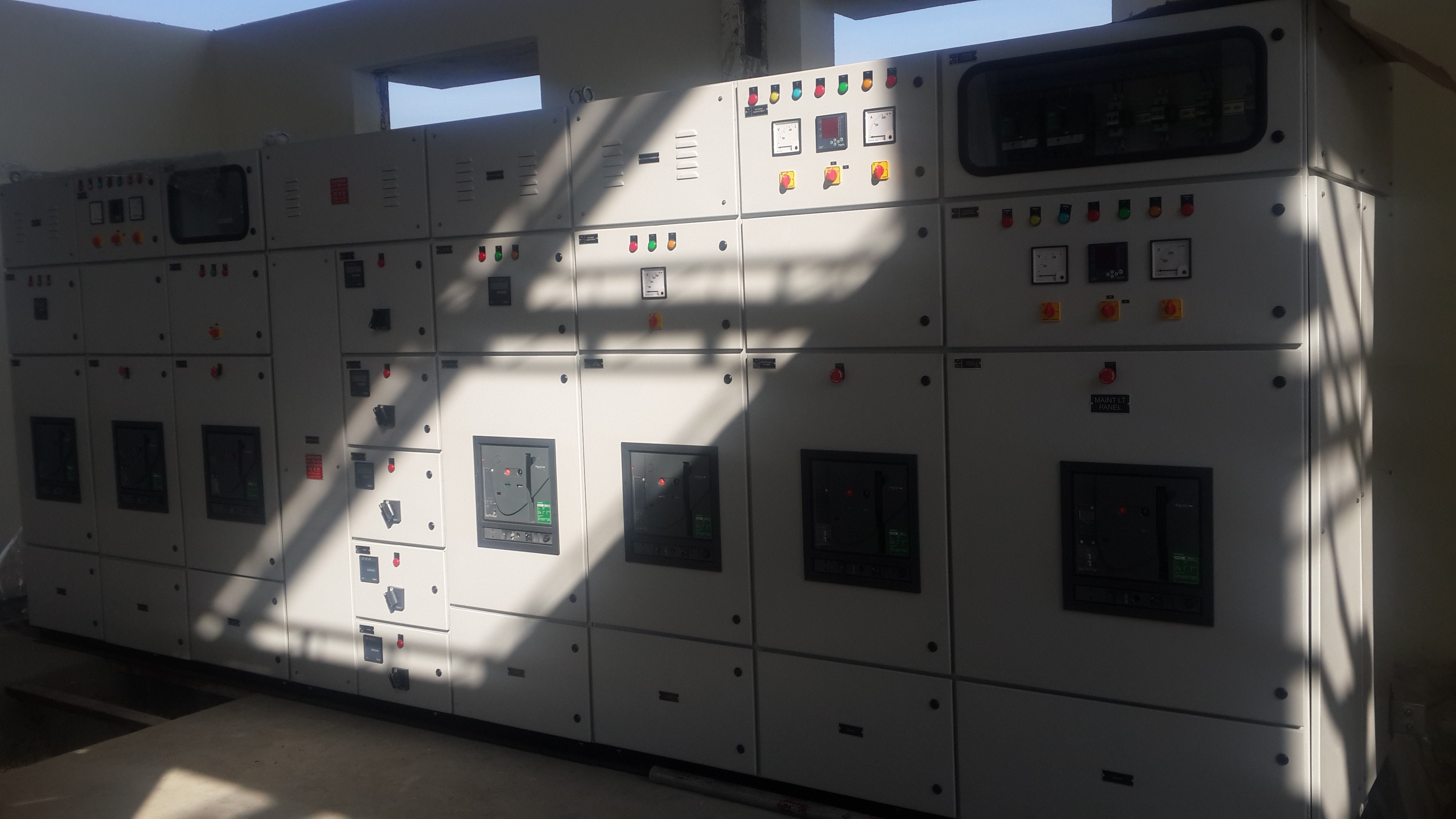 GVL Electro Controls design & manufacture AMF Panels comprising of ACB's, Motorised MCCB's, Power Contactors for various Industries, Hospitals etc.