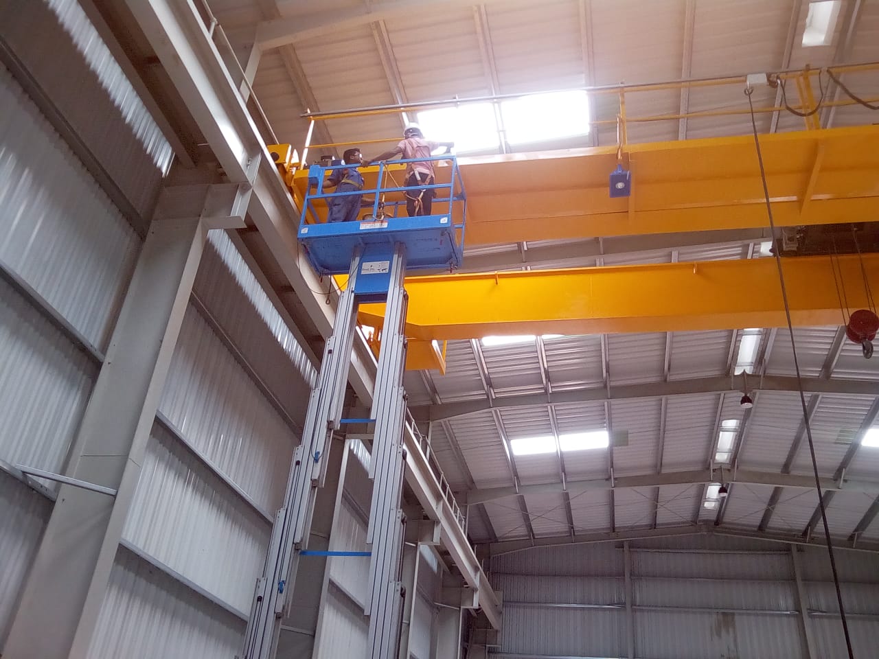 Working height: 16 meters
Maximum platform lifting height: 14 meters
Load capacity: 200 kg
Platform size: 1580 x 600 mm
2 control systems; on the platform & at ground level control panel
Motor: 1.5 kW
Power: 220 V; 50 Hz
Anti skid chequered plate on platform
Level indicator
Dimensions (LxBxH): 1800 x 850 x 2200 mm
Net weight: 960 kg