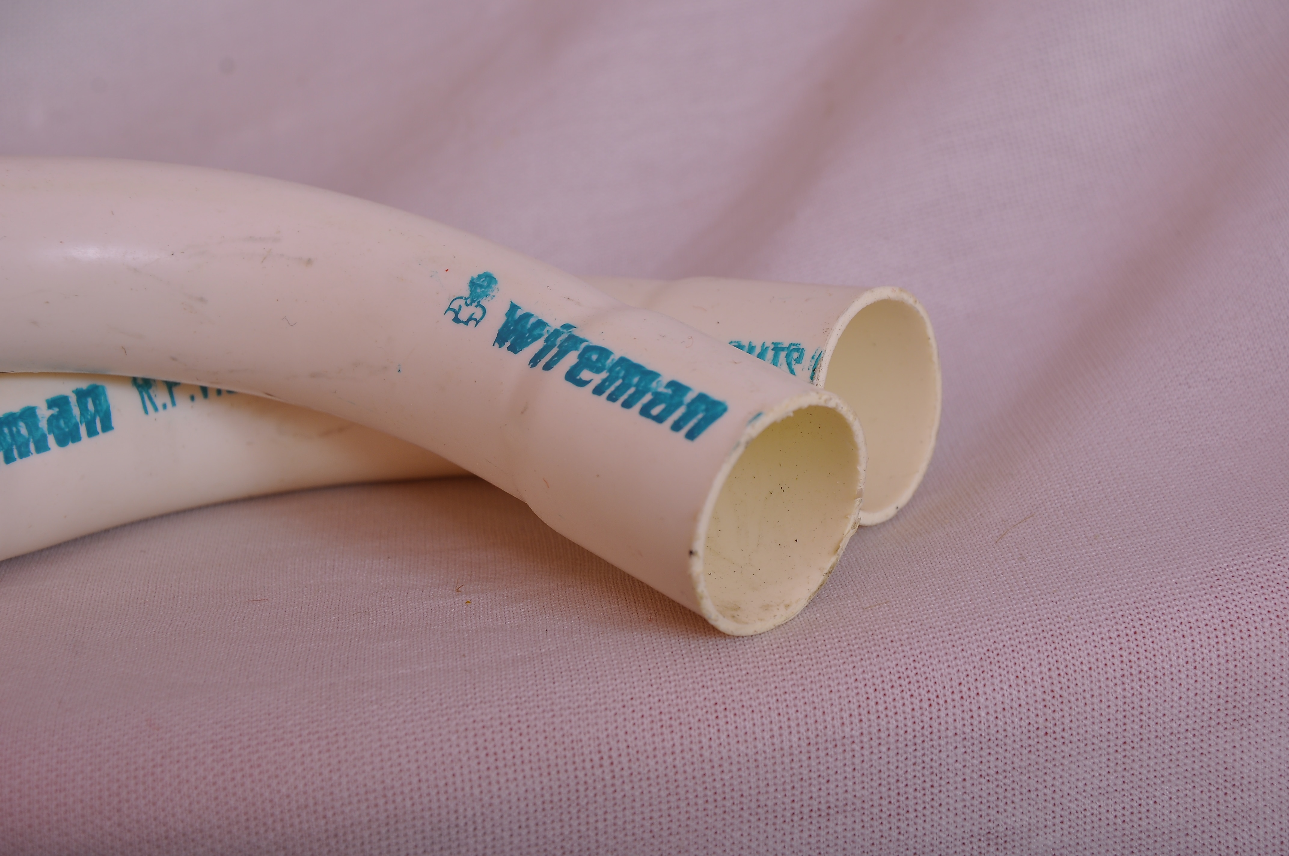 FOR 25 MM PVC CONDUIT
COLOR : GREY/WHITE/BLACK
F.R.L.S : YES
90 DEGREE BEND
PACKAGING : 50 BENDS