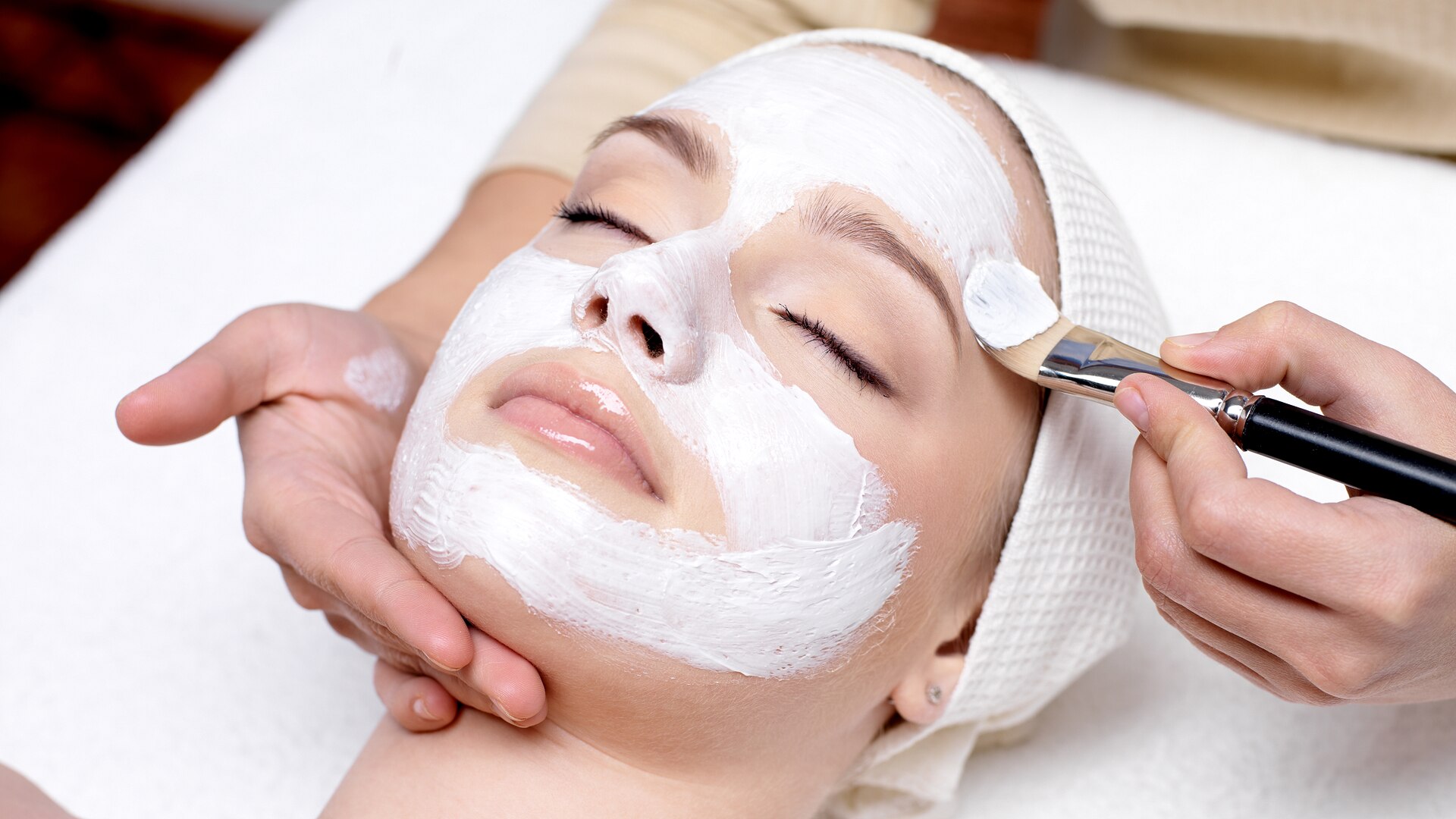 Facials offer the solution to different problems. Whether it is a Detox, Rehydration, Deep Cleanse, Anti Acne, Uplifting and Rejuvenating or an Anti-aging facial the client is seeking or customised facials advised by Aromatherapy Beauty Centre & Spa therapist, the improved skin texture will leave our costumers satisfied. Facials are offered not just only for her but also for him.
The salon is only using top quality products from ANESI and the Top Range of L’Oreal and also caters for the most sensitive skin.
• Cleansing
• Increased Circulation
• Emotional Benefits
• Anti-Aging