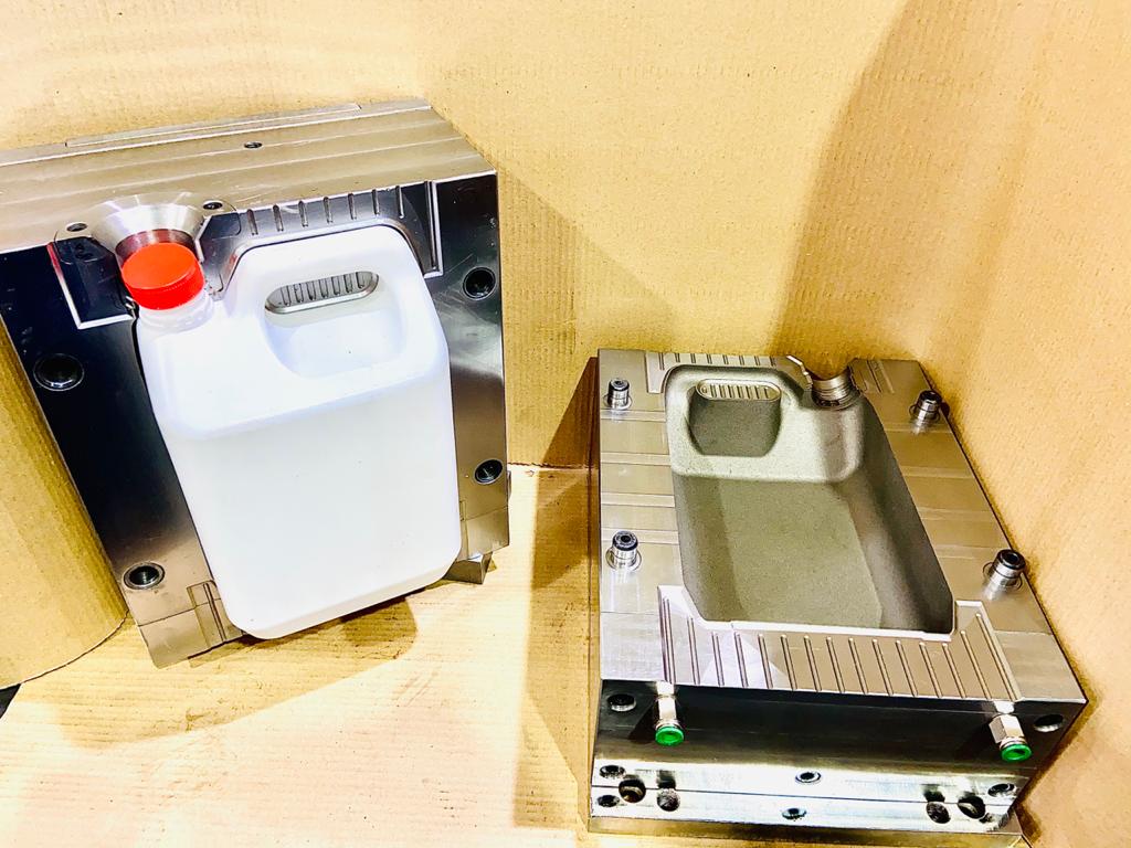 We are one of the foremost firms of 5 Litre Plastic Jerry Can Blow Mold. Besides, we present this product at nominal rates to our customers.