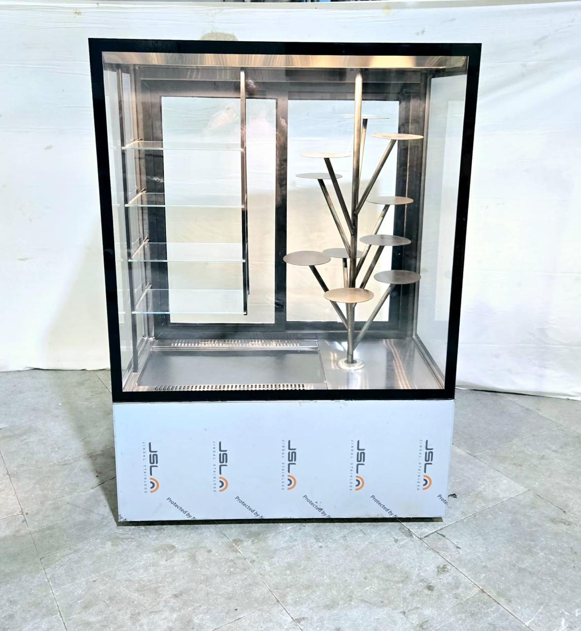 Revolving bakery display