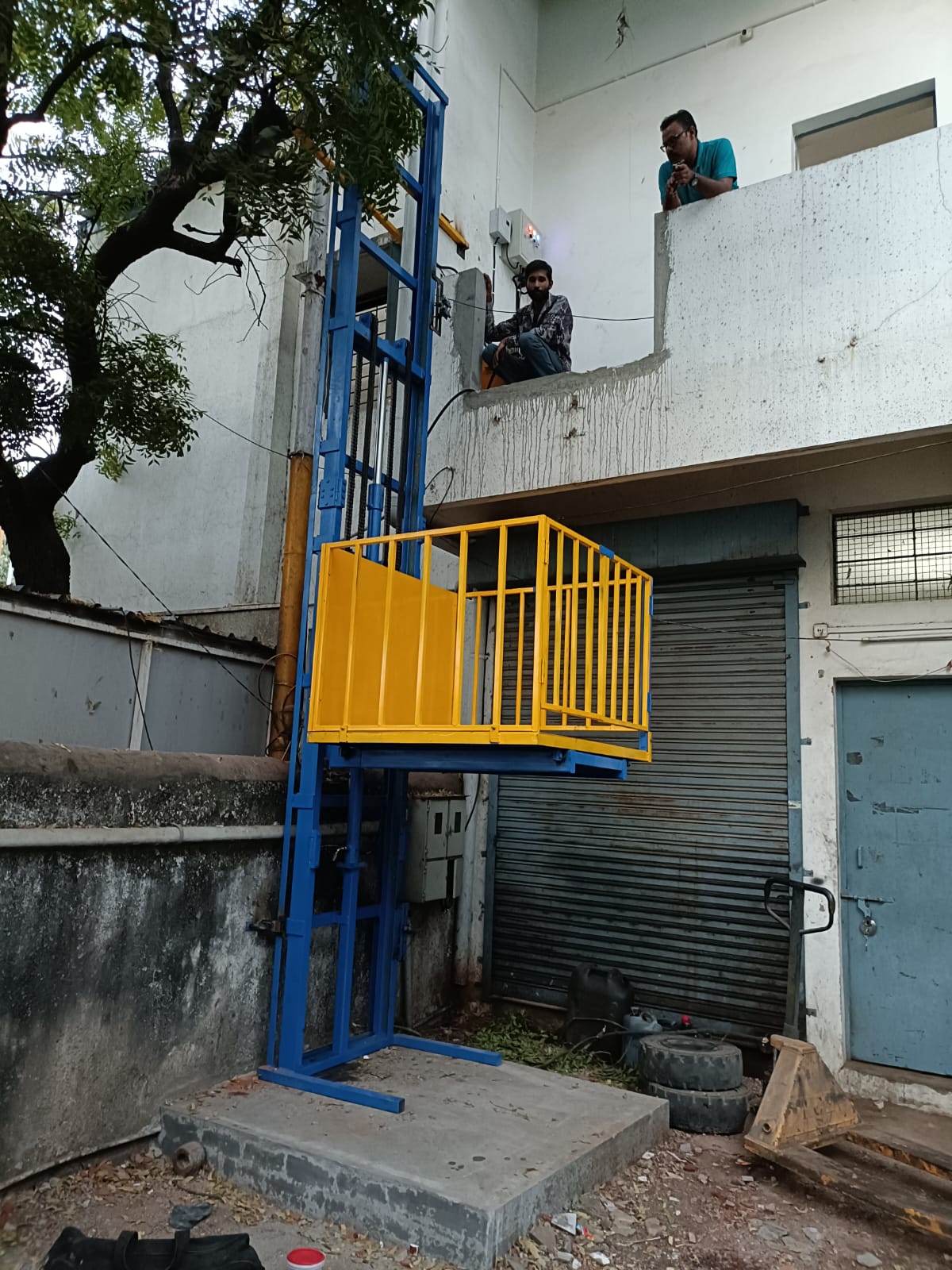 Hydraulic Goods Lift image 1