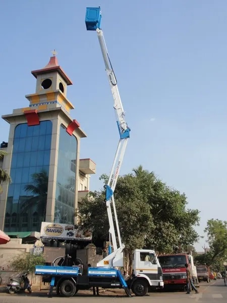 Articulated and telescopic platform image 1