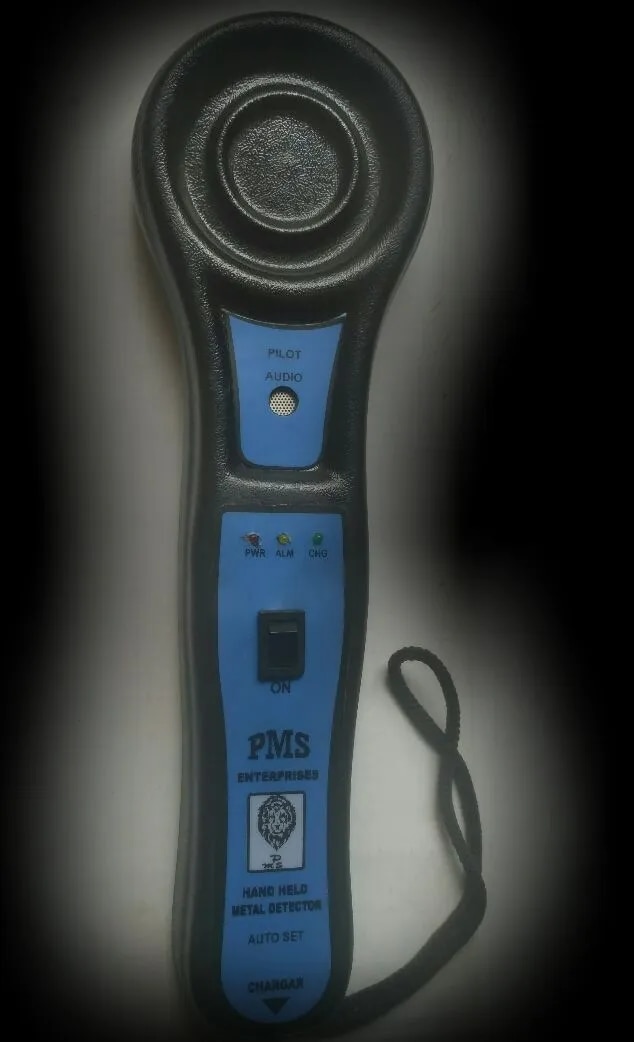 HAND HELD METAL DETECTOR image 1