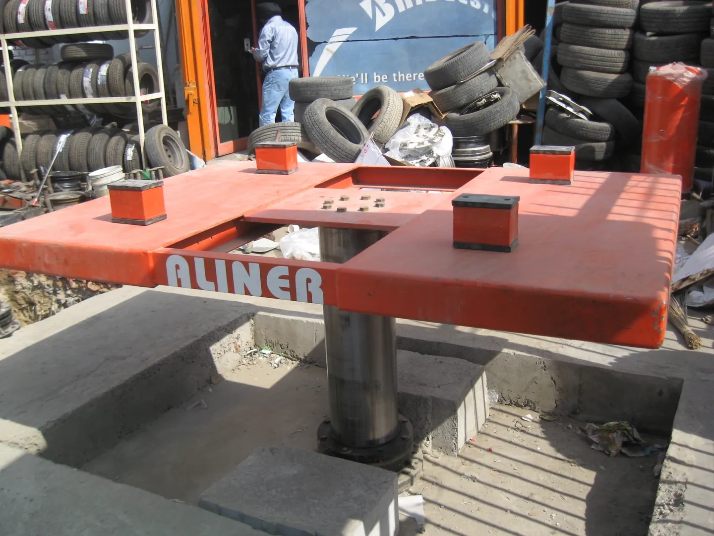 Single Post Lift image 1
