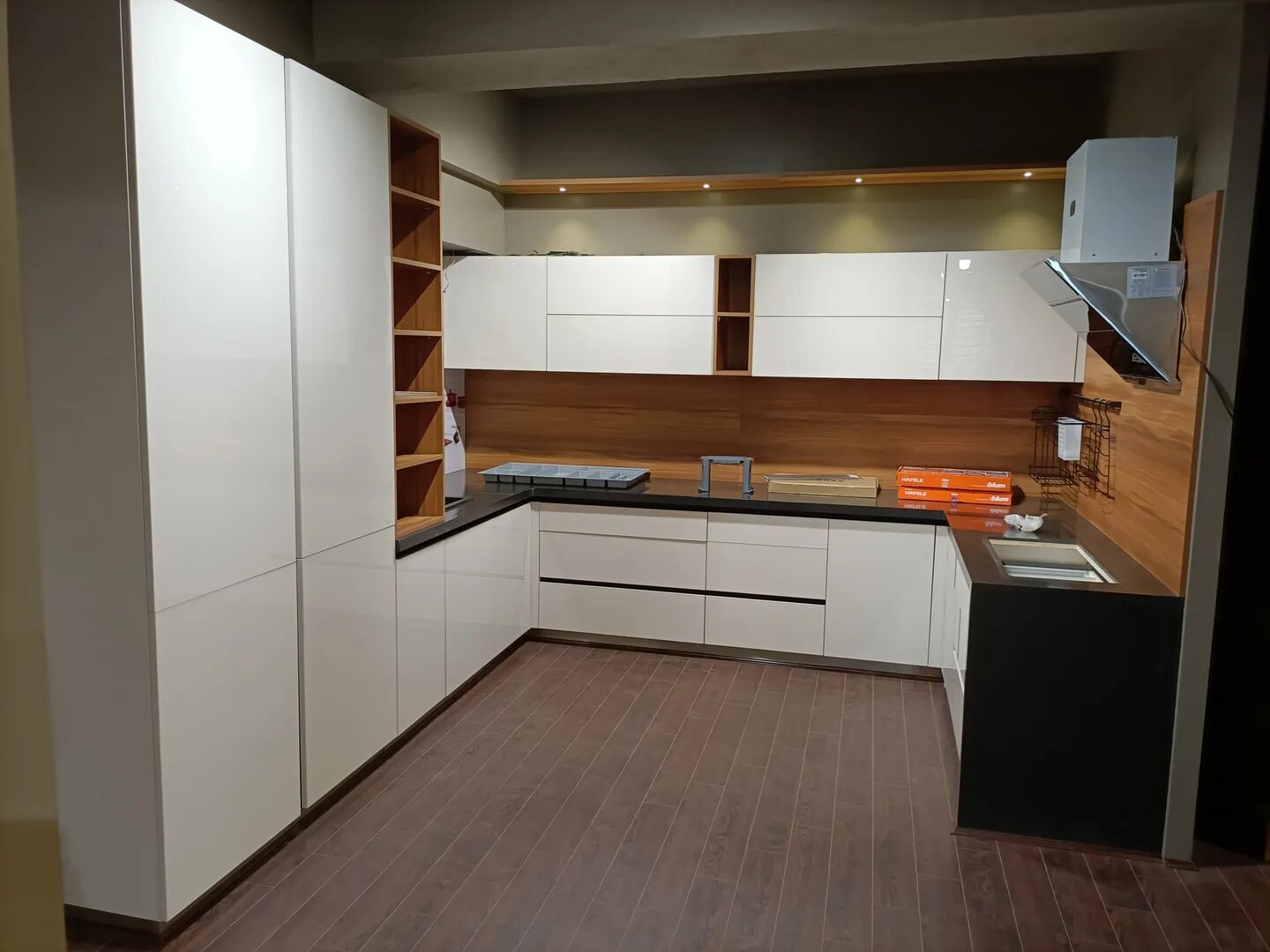 g shape modular kitchen in pondy image 1