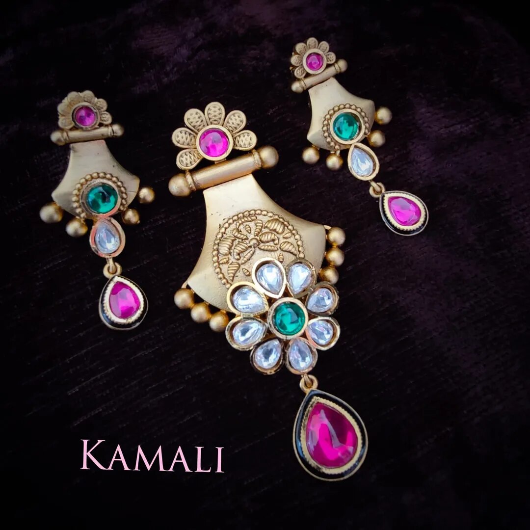 Kundan And Kemp Pendant Set image 1