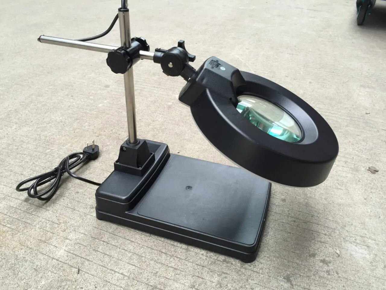 ESD DESKTOP MAGNIFYING LAMP 10X image 1