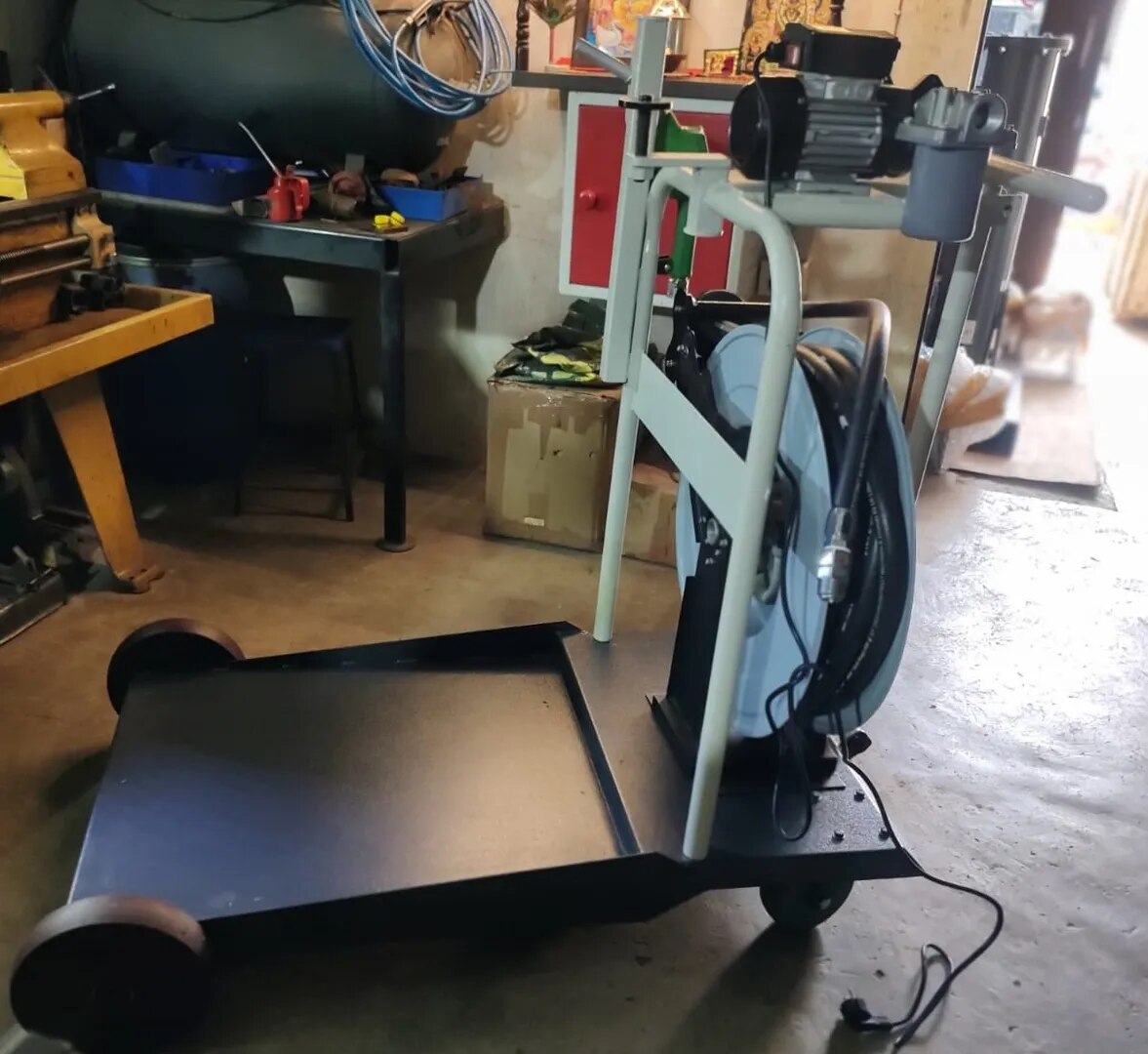 MOBILE BARREL TROLLEY image 1
