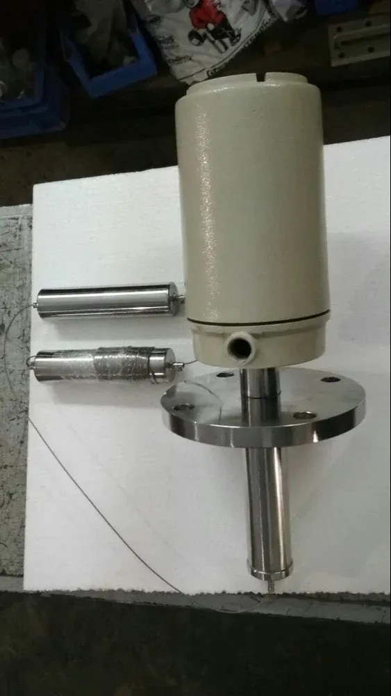 Displacer Level Switches image 1