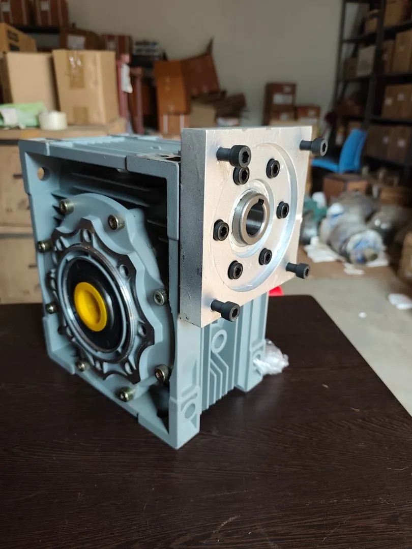 SERVO MOTOR CONNECTED WORM GEARBOX image 1
