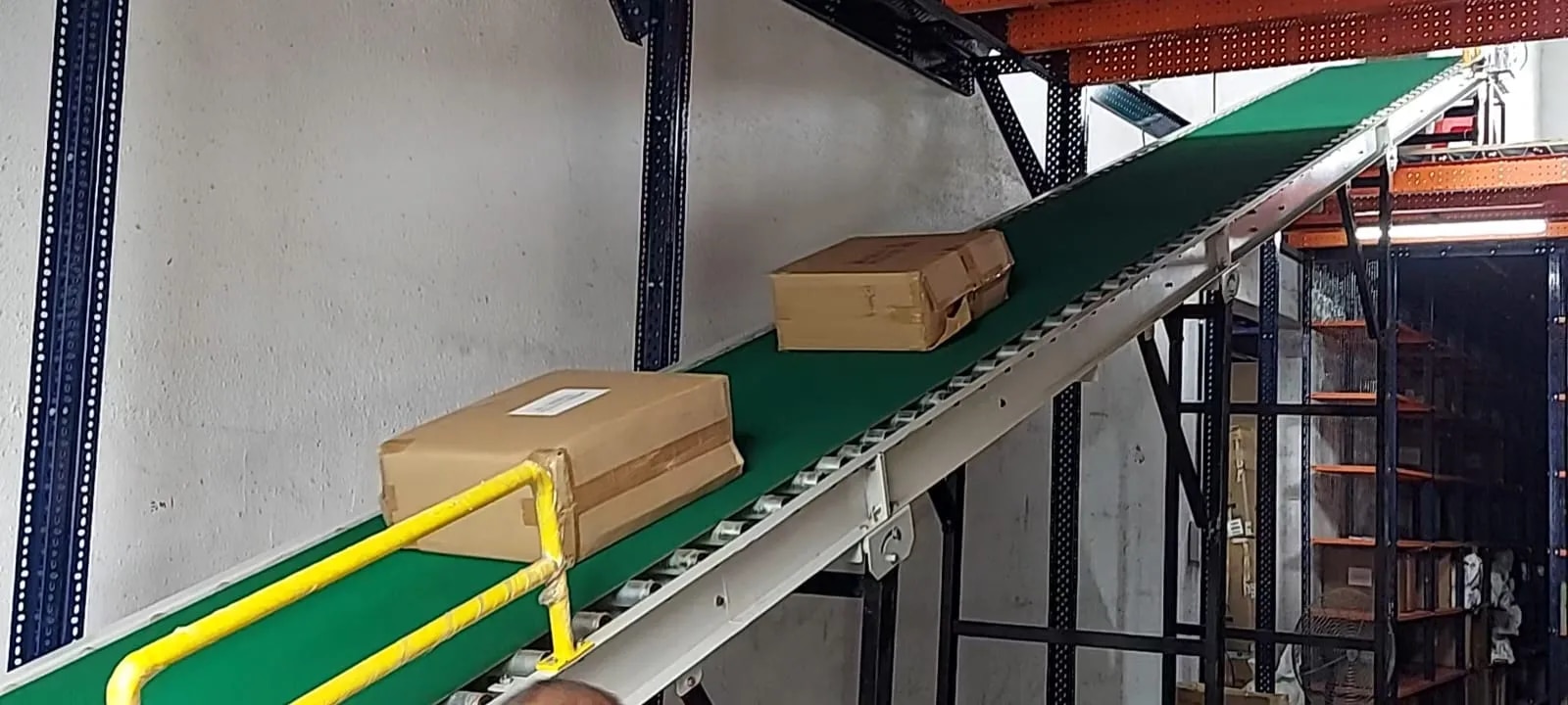 INCLINED LOADING CONVEYOR image 1