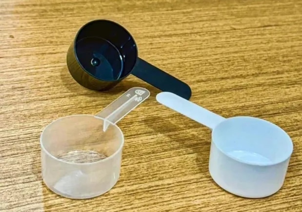 Plastic Measuring Spoons image 1