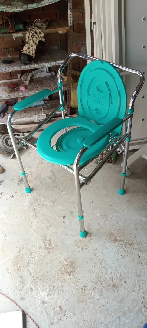 Foldable Commode Chair With Handle GM 8071C image 1