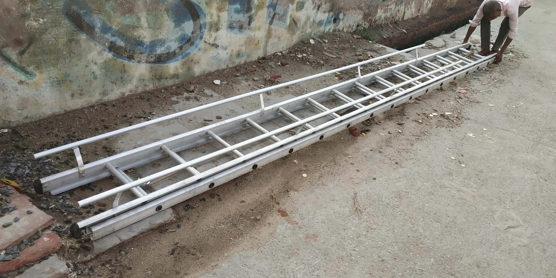ALUMINIUM EXTANSION LADDER WITH RAILING image 1