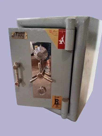SINGLE DOOR FIRE PROOF SAFE LOCKER - 24x18x18 220kg image 1
