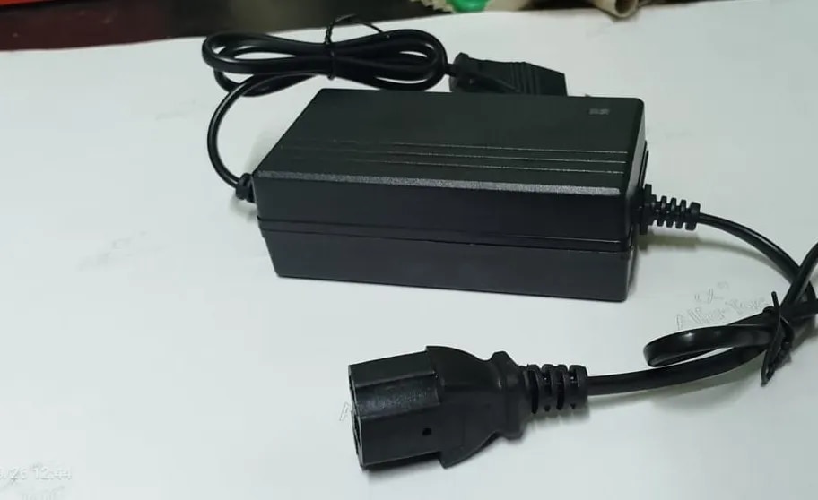 EV BATTERY CHARGER 12V-2A PLASTIC image 1