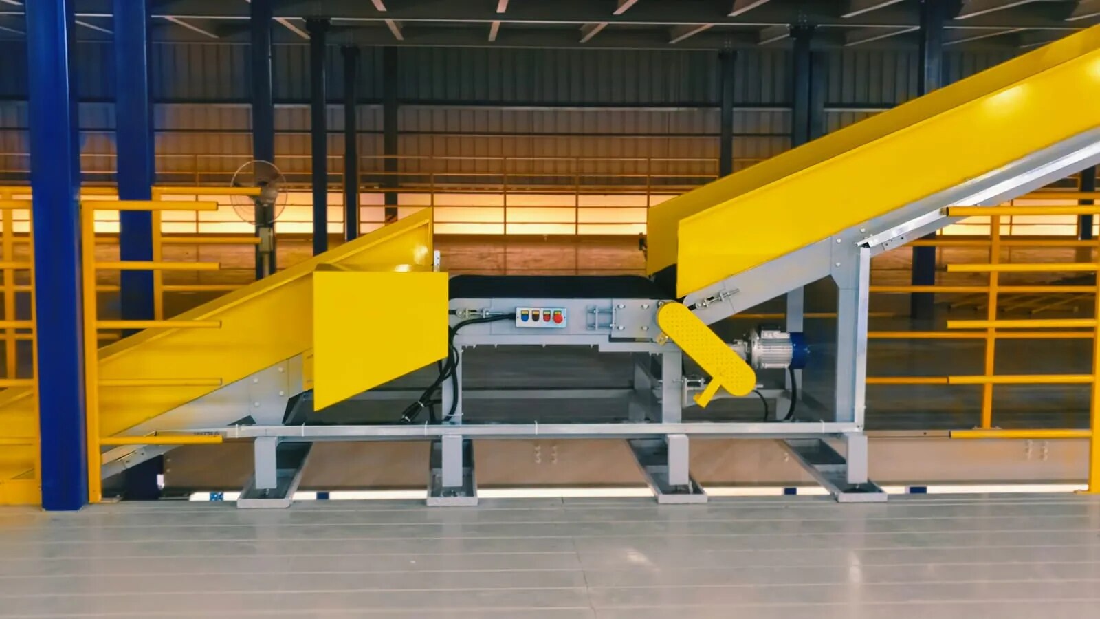 INCLINED FLAT INCLINED CONVEYOR image 1