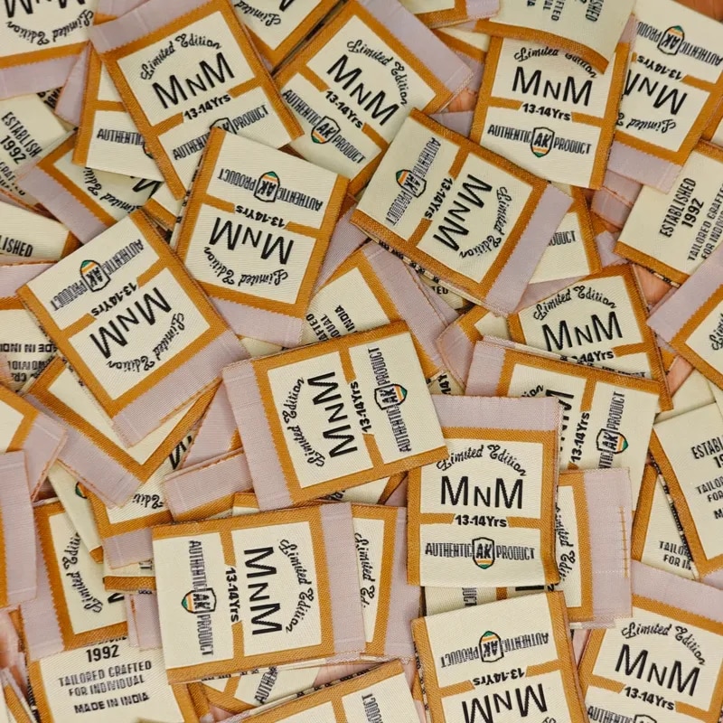 CENTER FOLD WOVEN LABELS image 1
