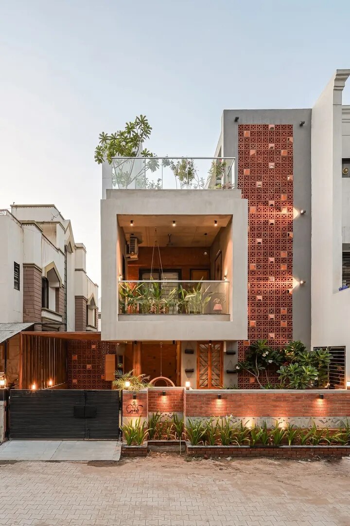 Modern villa elevation with balcony Chennai image 1