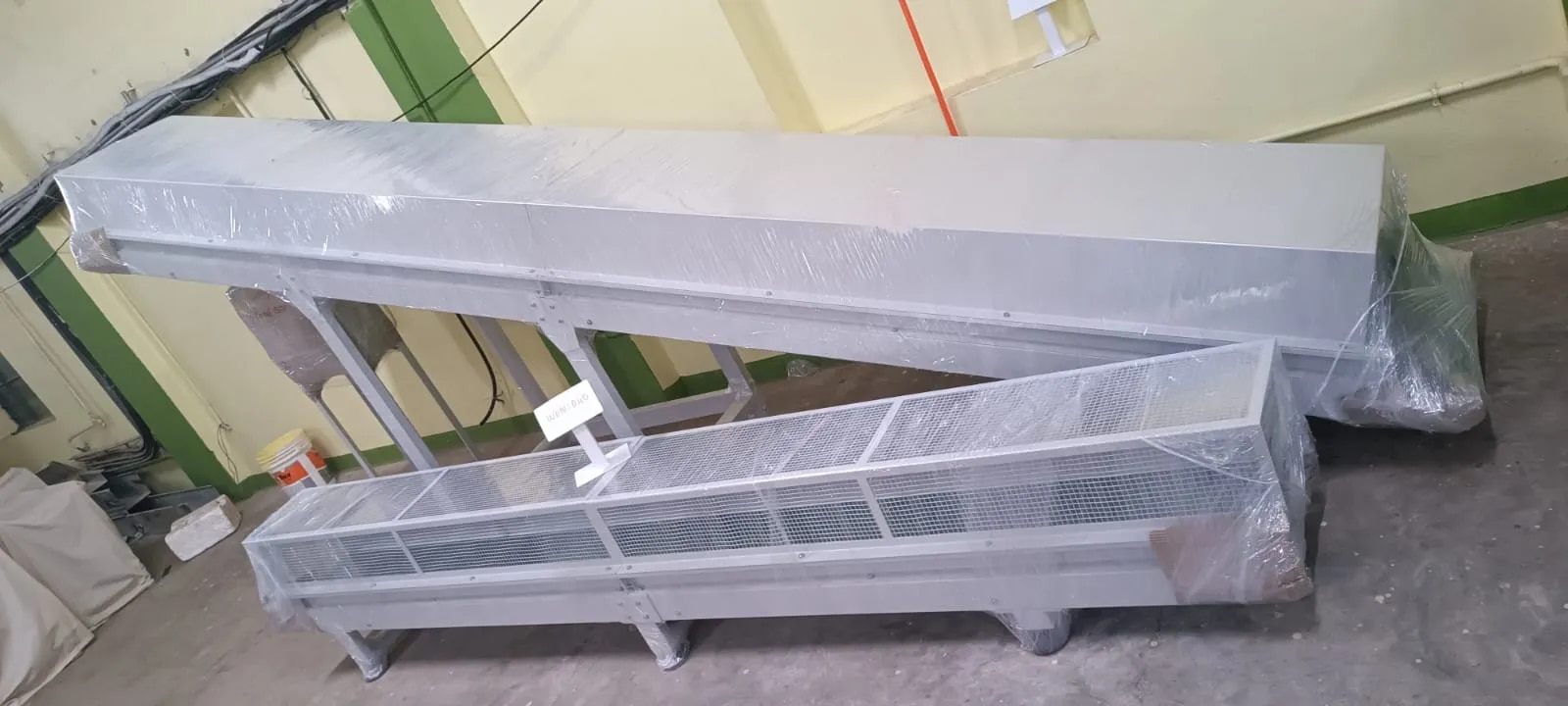 FLAT BELT CONVEYOR WITH ENCLOSED image 1