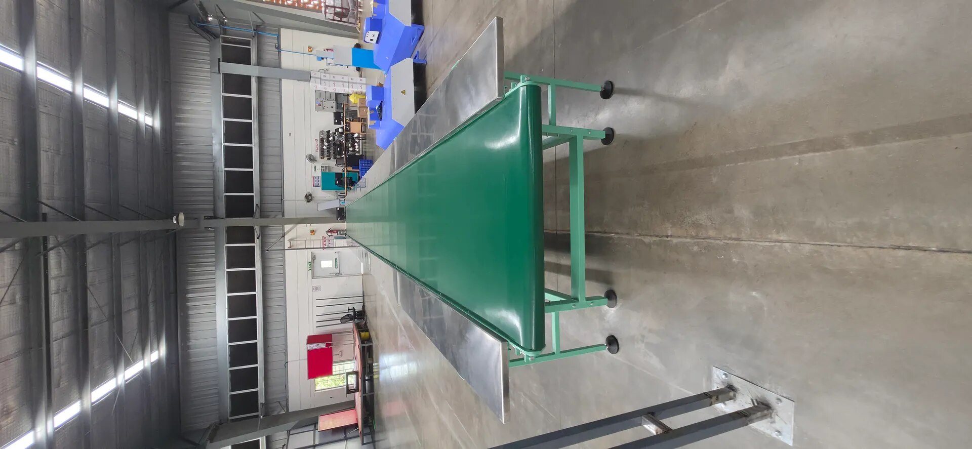 ASSEMBLY LINE CONVEYOR WITH SIDE TABLE image 1