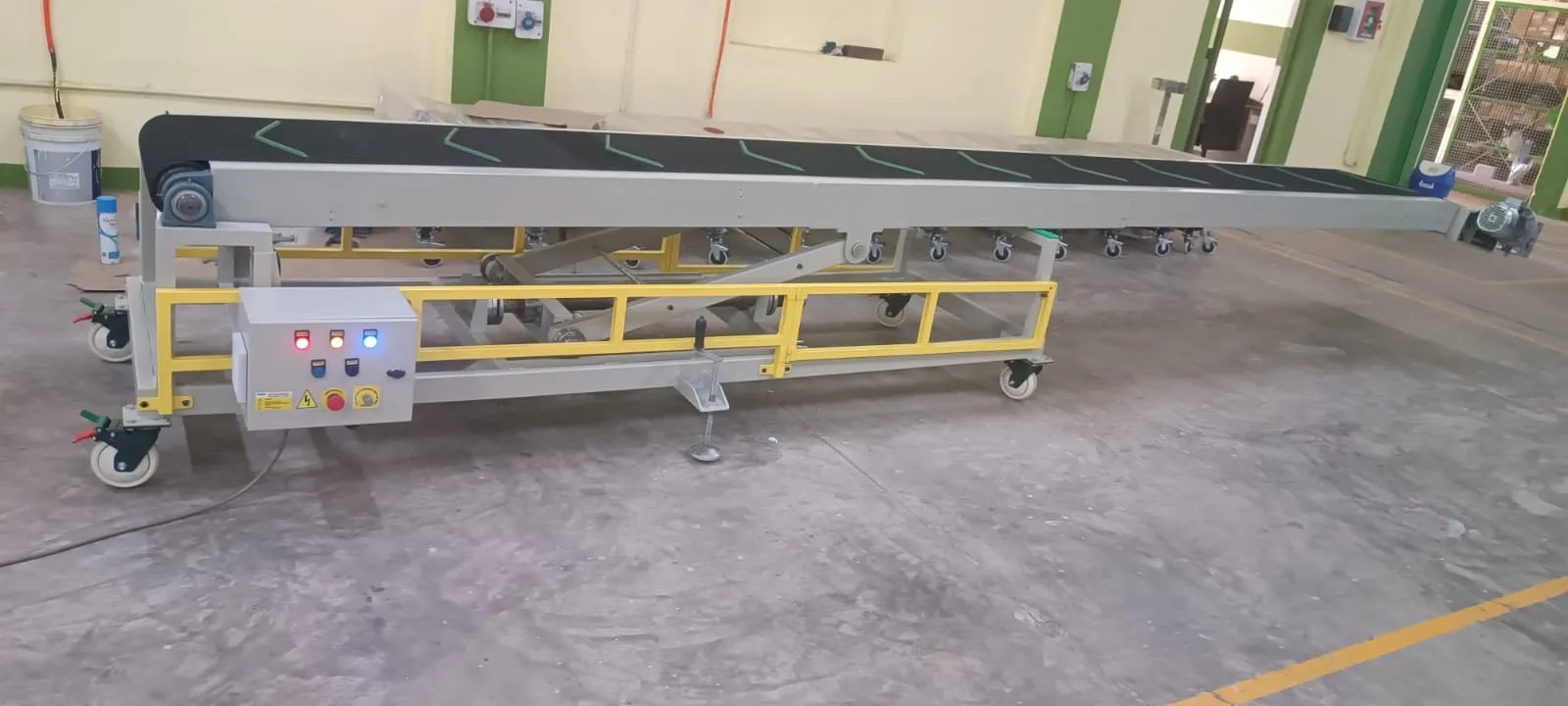 MANNUAL TRUCK LOADING CONVEYOR image 1
