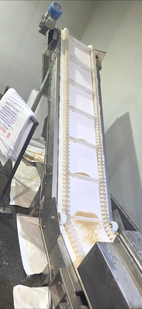 FLAT INCLINED PU BELT CONVEYOR image 1