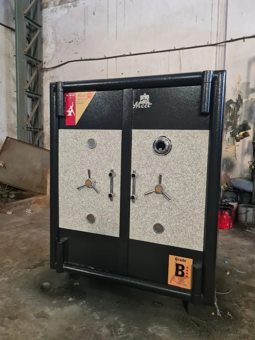 DOUBLE DOOR FIRE PROOF SAFE LOCKER - 42x36x27 1050kg image 1