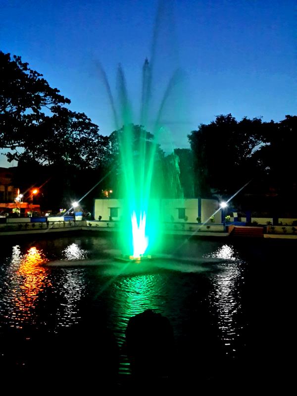 floating fountain 3 hp pump with 8 pcs led light , water hight up to 35 feet from waterbody